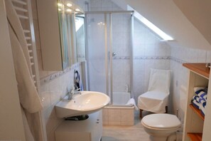 A bathroom with a shower, toilet, and sink. - Holiday apartment in Föhr with 1 bedroom (Oldsum)