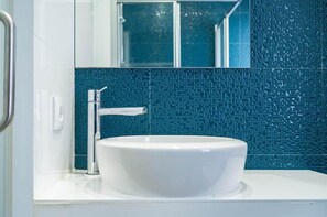B A T H2 - Double Room with Balcony and Side Sea View (Nazaré)