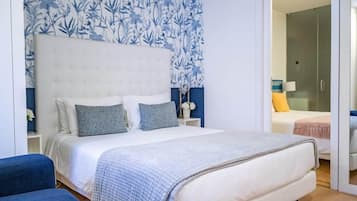 Un dormitorio con cama, mesitas de noche y un armario.