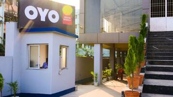 Un edificio con un cartel que dice 'OYO WESTIN REGENCY'.