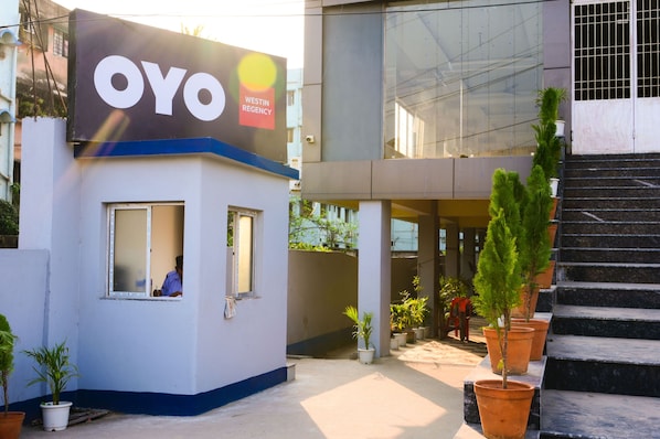 Un edifici amb un cartell que diu 'OYO WESTIN REGENCY'.