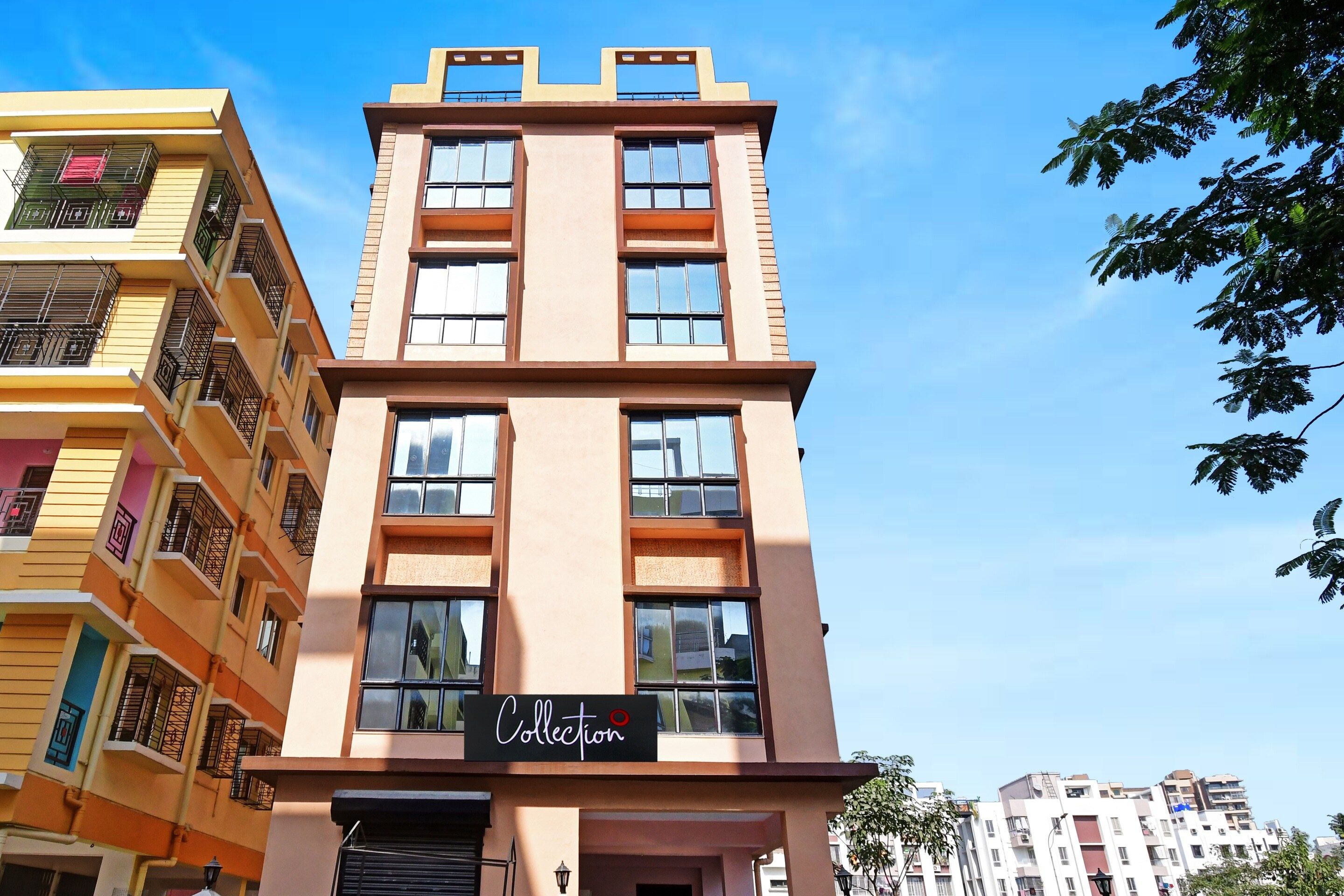 Un edificio de varios pisos con un letrero que dice 'Collection'.