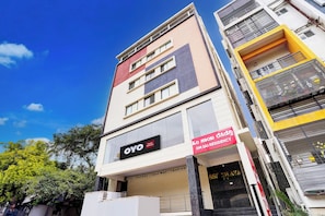 Edifici de diversos pisos amb un rètol que indica 'OYO Residency', un hotel o allotjament.