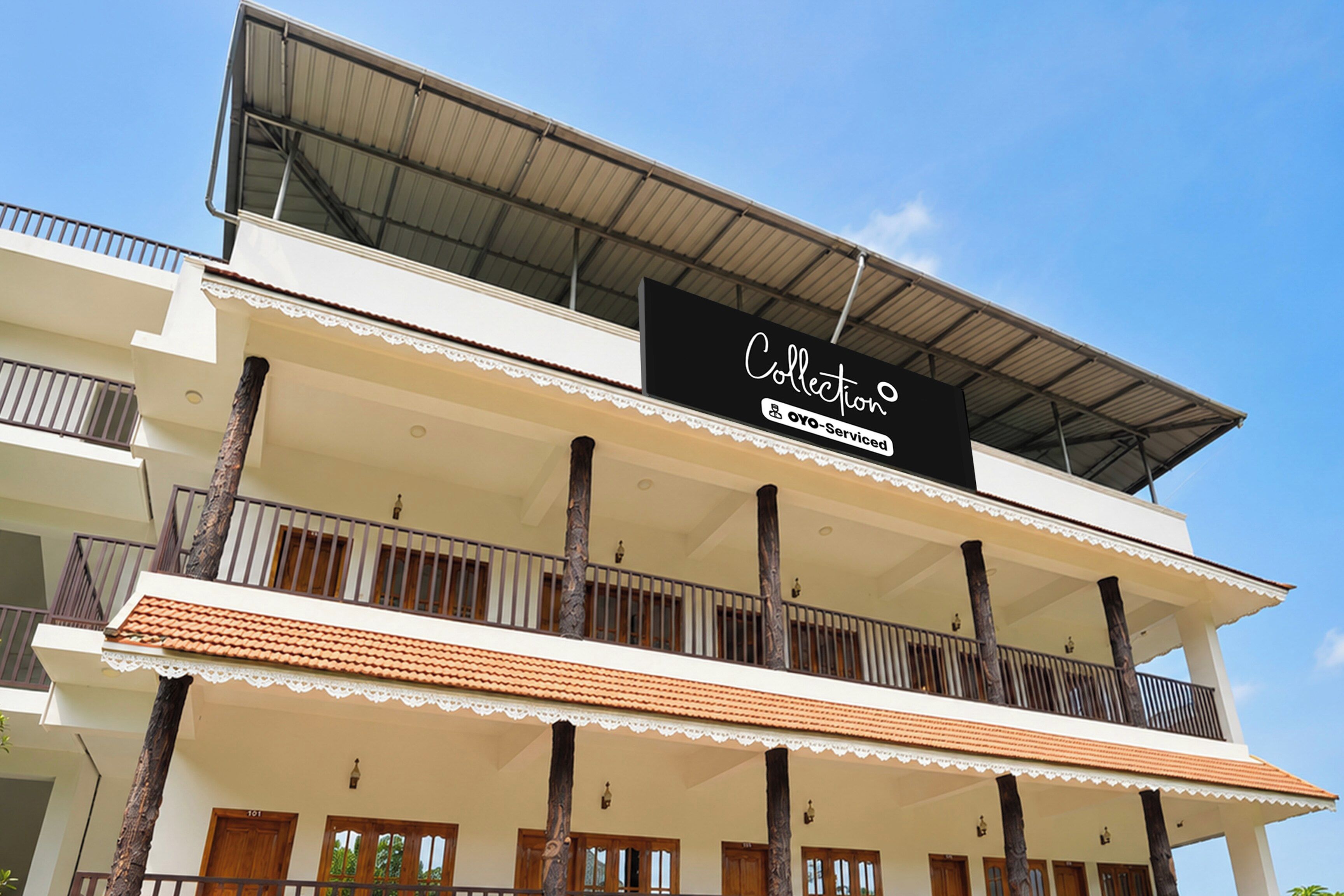 Un edificio de varios pisos con un letrero que indica que cuenta con servicios de OYO.
