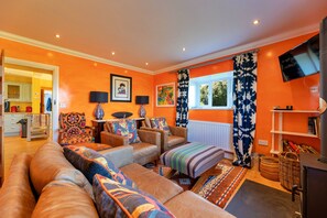 A living room with a sofa set, a television, and a fireplace. - Finest Retreats | Ffrith-Bach (Abergele)