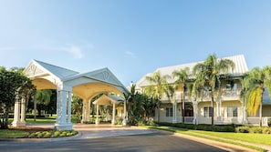A large, two-story building with a covered entrance and a balcony. - 3BR Suite at WorldMark Kingstown Reef Near Disney & Universal Orlando (Orlando)