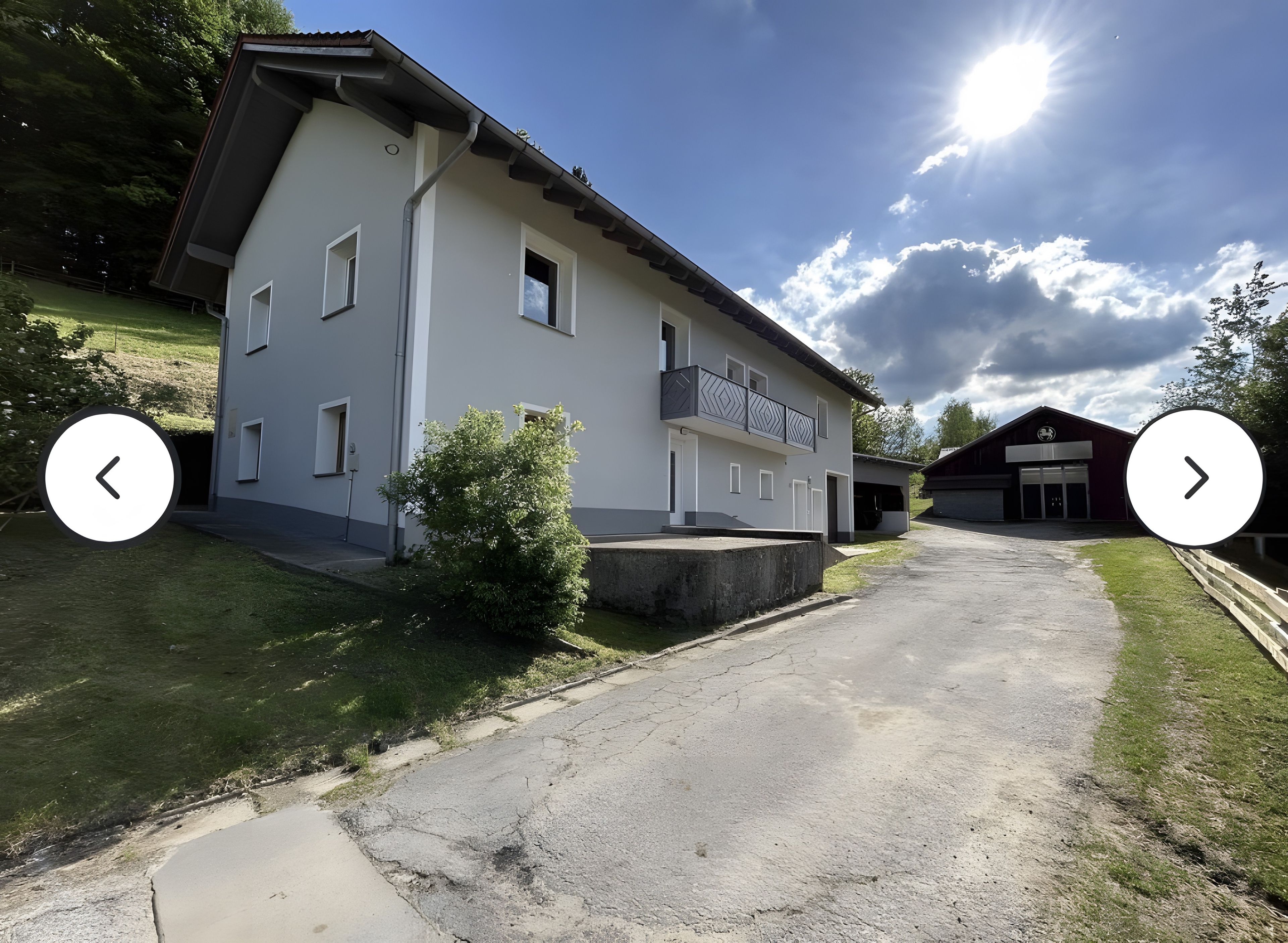 Ein zweistöckiges Gebäude mit einer Auffahrt zu einer Garage.