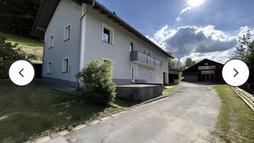 Ein zweistöckiges Gebäude mit einer Auffahrt zu einer Garage.