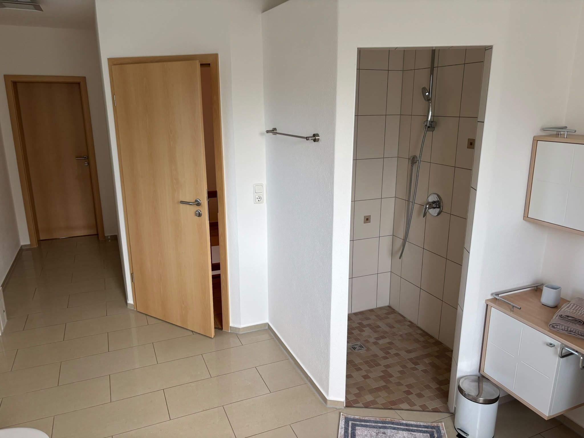 Ein Badezimmer mit Dusche, Toilette und Waschbecken.