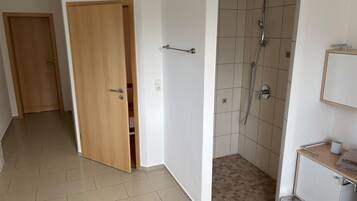 Ein Badezimmer mit Dusche, Toilette und Waschbecken.