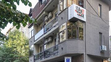 Un edificio de varios pisos con un cartel que indica que es un hotel y una galería de arte.