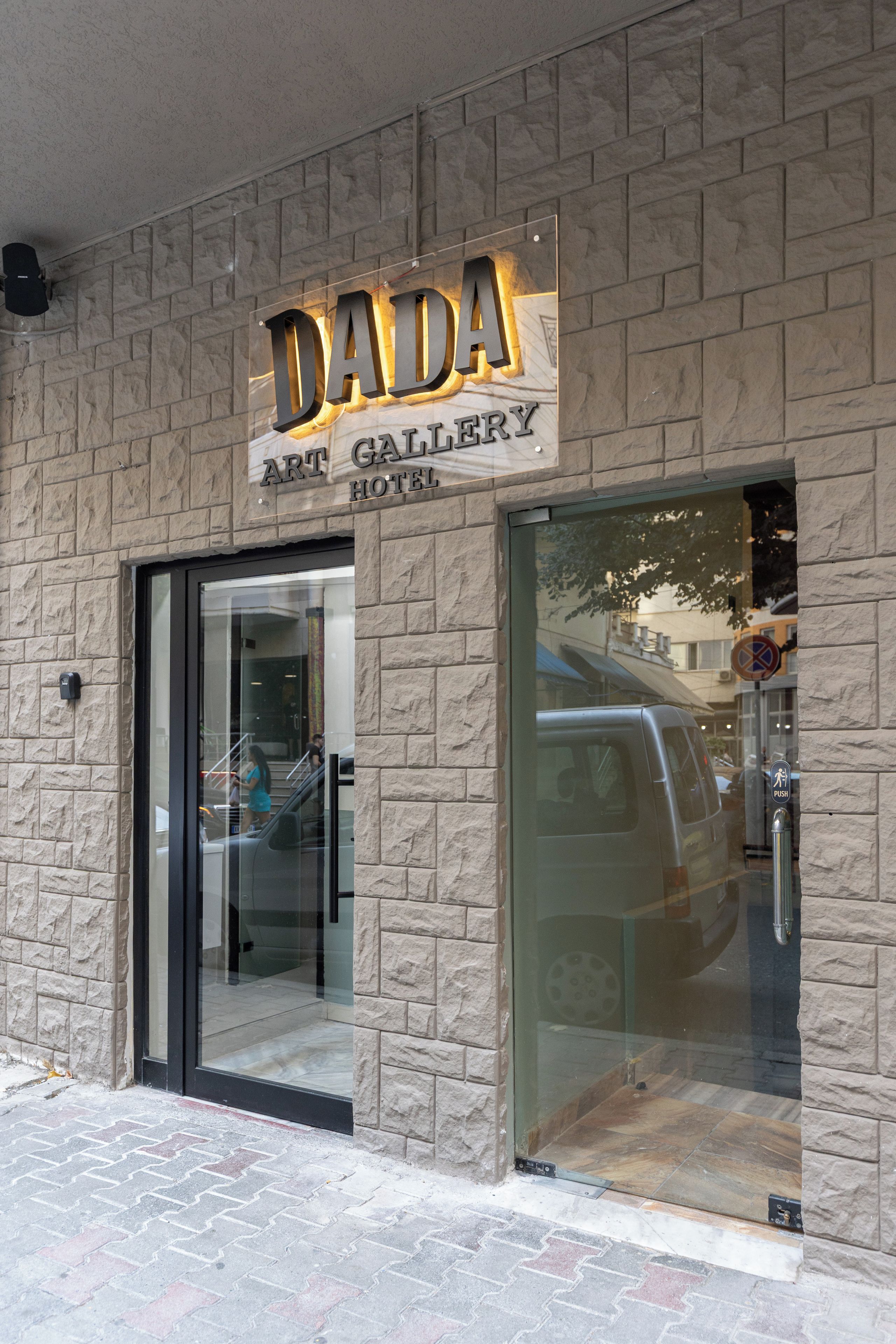 Fachada de un edificio con un cartel que dice 'DADA ART GALLERY HOTEL'.