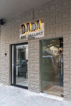 Fachada de un edificio con un cartel que dice 'DADA ART GALLERY HOTEL'.