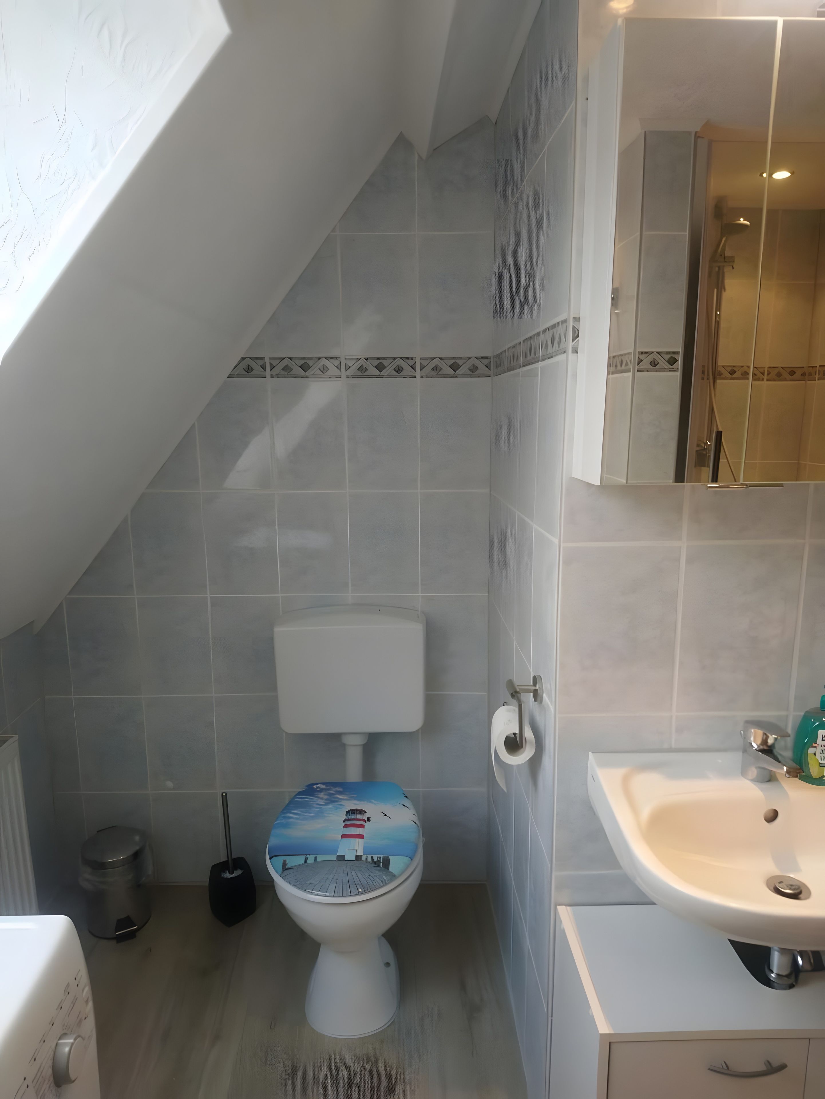 Ein Badezimmer mit Toilette, Waschbecken und Dusche.