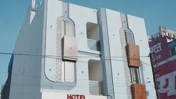 Um hotel com uma placa indicando 'HOTEL S.P. RESIDENCY' e uma entrada visível.