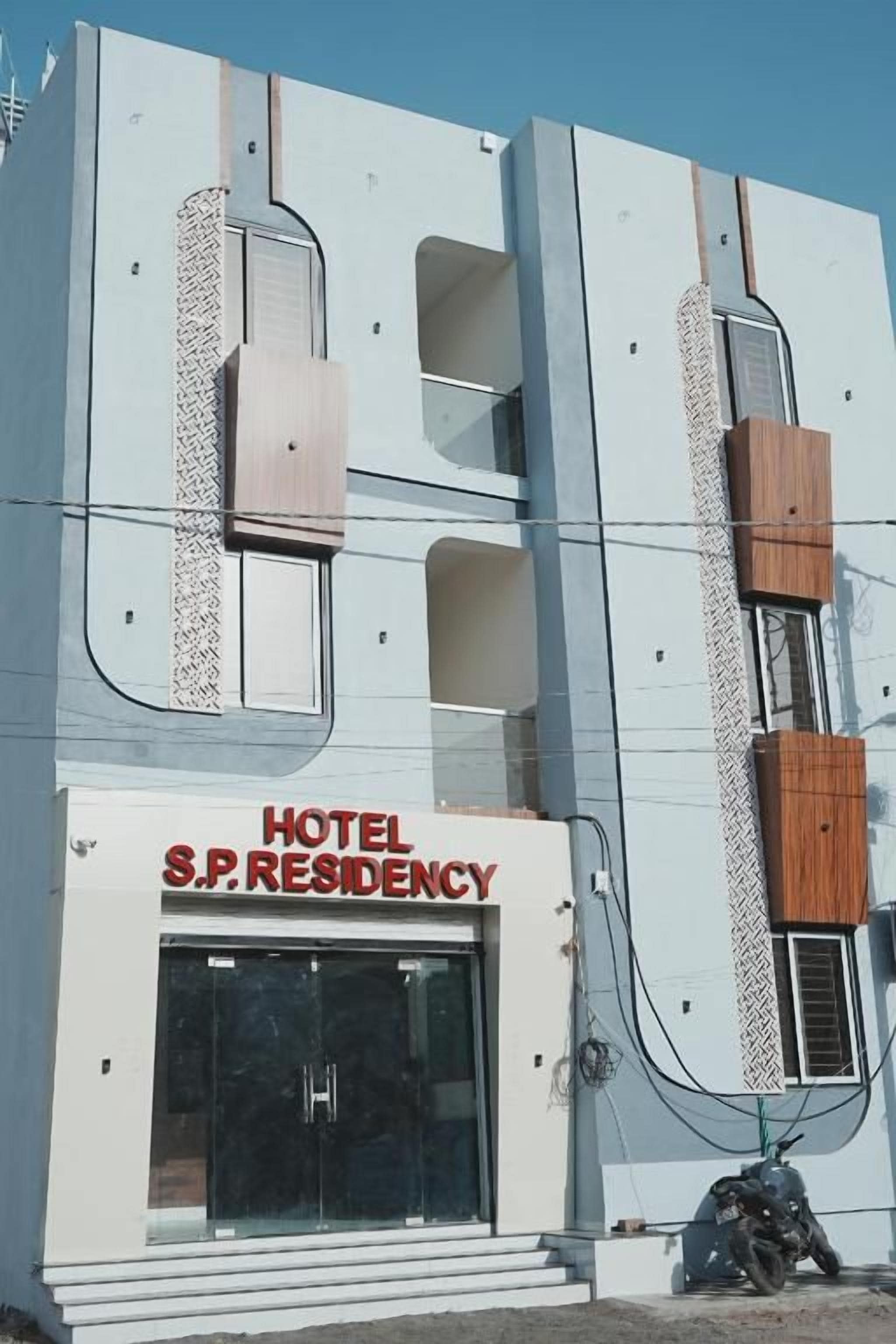 Un edificio con un letrero que dice 'HOTEL S.P. RESIDENCY'.