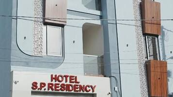 Un edificio con un letrero que dice 'HOTEL S.P. RESIDENCY'.