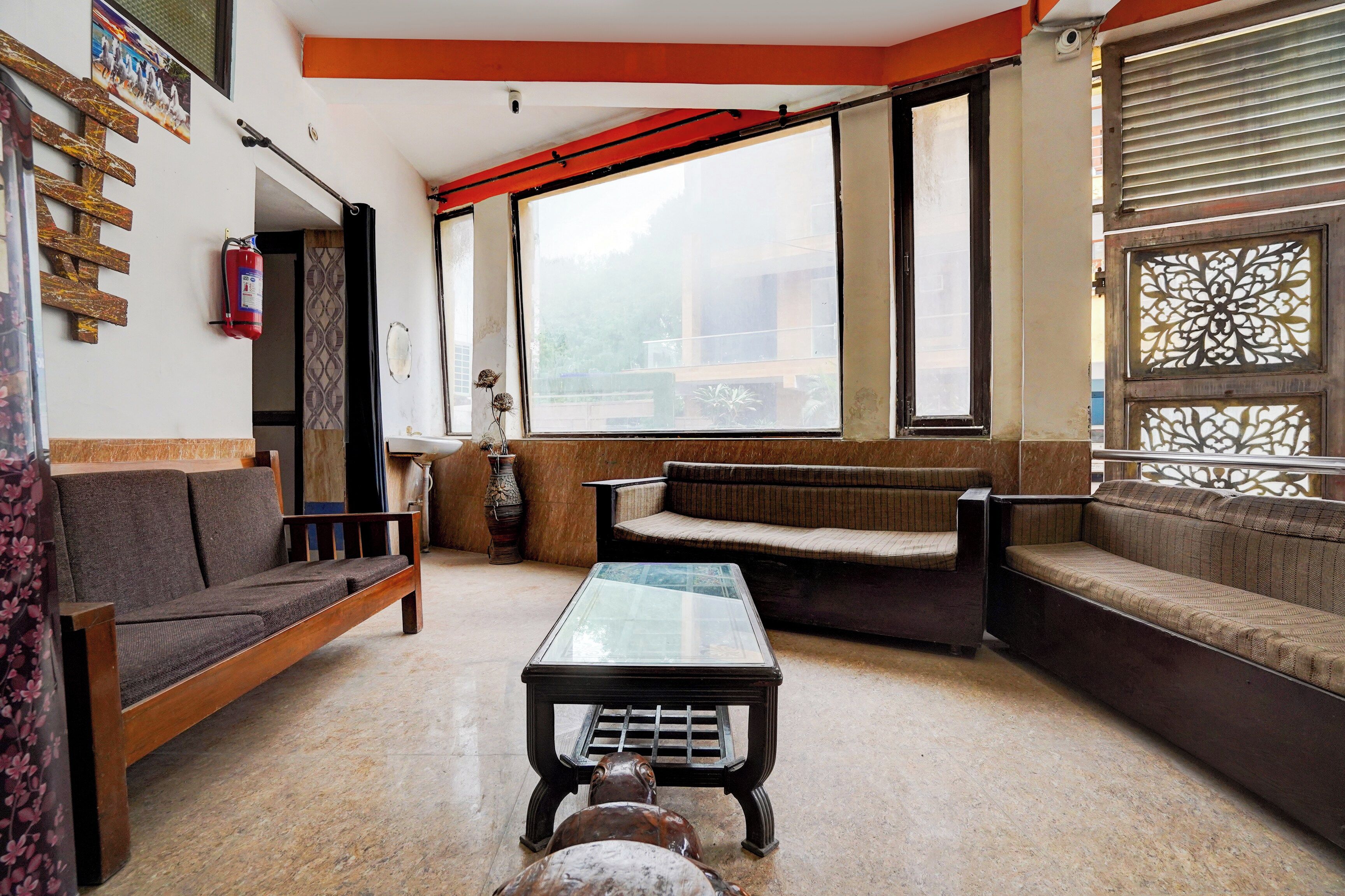 Una sala de estar con sofá, una mesa de centro y ventana con vistas.