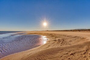 A beach with a clear sky and the sun shining. - By the Water...!!! 50 Meters from the Beach (Narbonne-Plage)