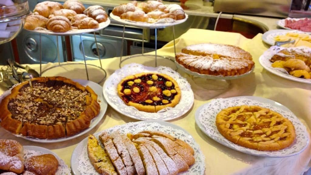 Une variété de desserts étaient exposés, notamment des tartes et des pâtisseries, disposées sur une table.
