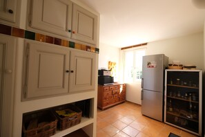 A kitchen with cabinets, a refrigerator, and a microwave. - Air-co villa, Luberon views, heated pool, sleeps 8 (La Motte-d´Aigues)
