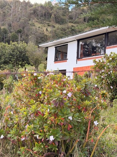 Hacienda Molobog: 3BR near Cuenca, Mountain Views & Gardens