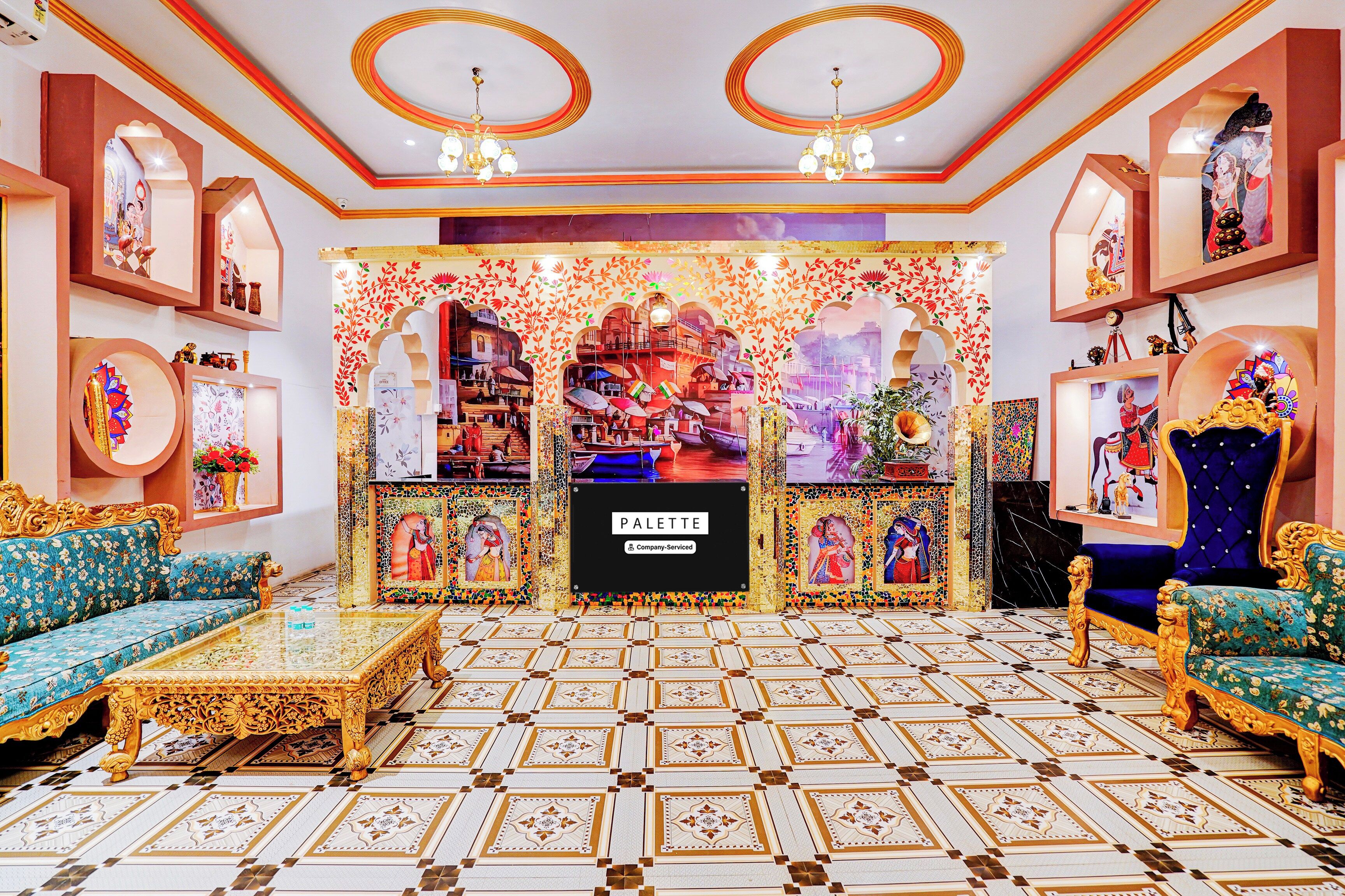 Una habitación ricamente decorada con sofás ornamentados, una exhibición central y un suelo estampado.