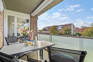Outdoor dining - Feel-Good Getaway – Holiday Apartment with Balcony & Space for the Whole Family (Schönberger Strand)