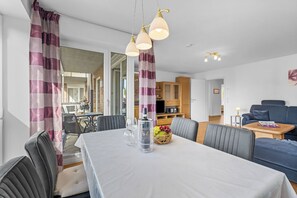Dining - Feel-Good Getaway – Holiday Apartment with Balcony & Space for the Whole Family (Schönberger Strand)