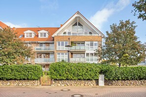 Exterior - Feel-Good Getaway – Holiday Apartment with Balcony & Space for the Whole Family (Schönberger Strand)