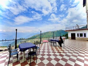 Outdoor dining - Bliss Valley at Shining Star Resorts  (Chamba)
