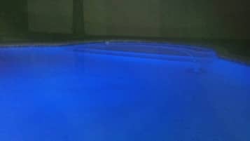 Una piscina con superficie de agua azul cristalina.