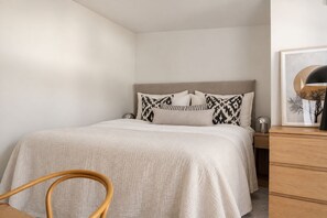 A bedroom with a bed, bedside tables, a chair, and a dresser. - New Listing (Skanör)