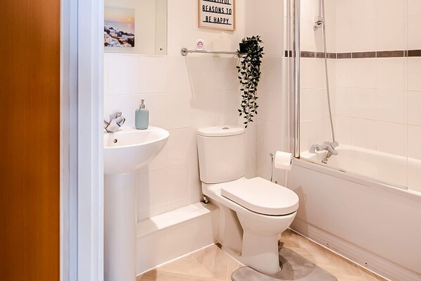 Bathroom - central 2BR flat - free parking - sleeps 5 (bristol)