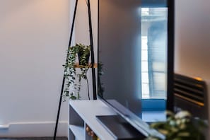 A room with a radiator, a window, and a plant. - central 2BR flat - free parking - sleeps 5 (bristol)