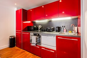 Private kitchen - central 2BR flat - free parking - sleeps 5 (bristol)