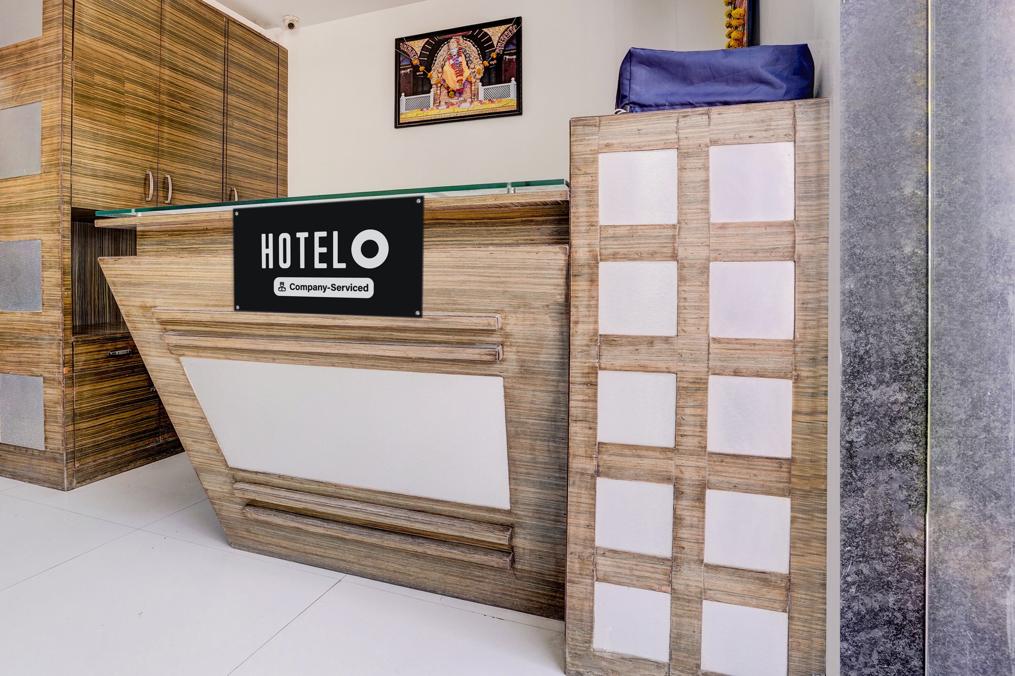 Un mostrador de recepción de hotel con un letrero que indica servicio de empresa.
