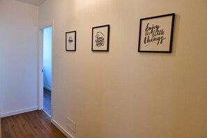 A hallway with three framed quotes on the wall. - Apartment 'Casa Mimma' with Private Terrace, Wi-Fi and Air Conditioning (Terni)
