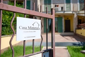 A gated entrance with a sign for 'Casa Mamma' indicating a tourist location. - Apartment 'Casa Mimma' with Private Terrace, Wi-Fi and Air Conditioning (Terni)