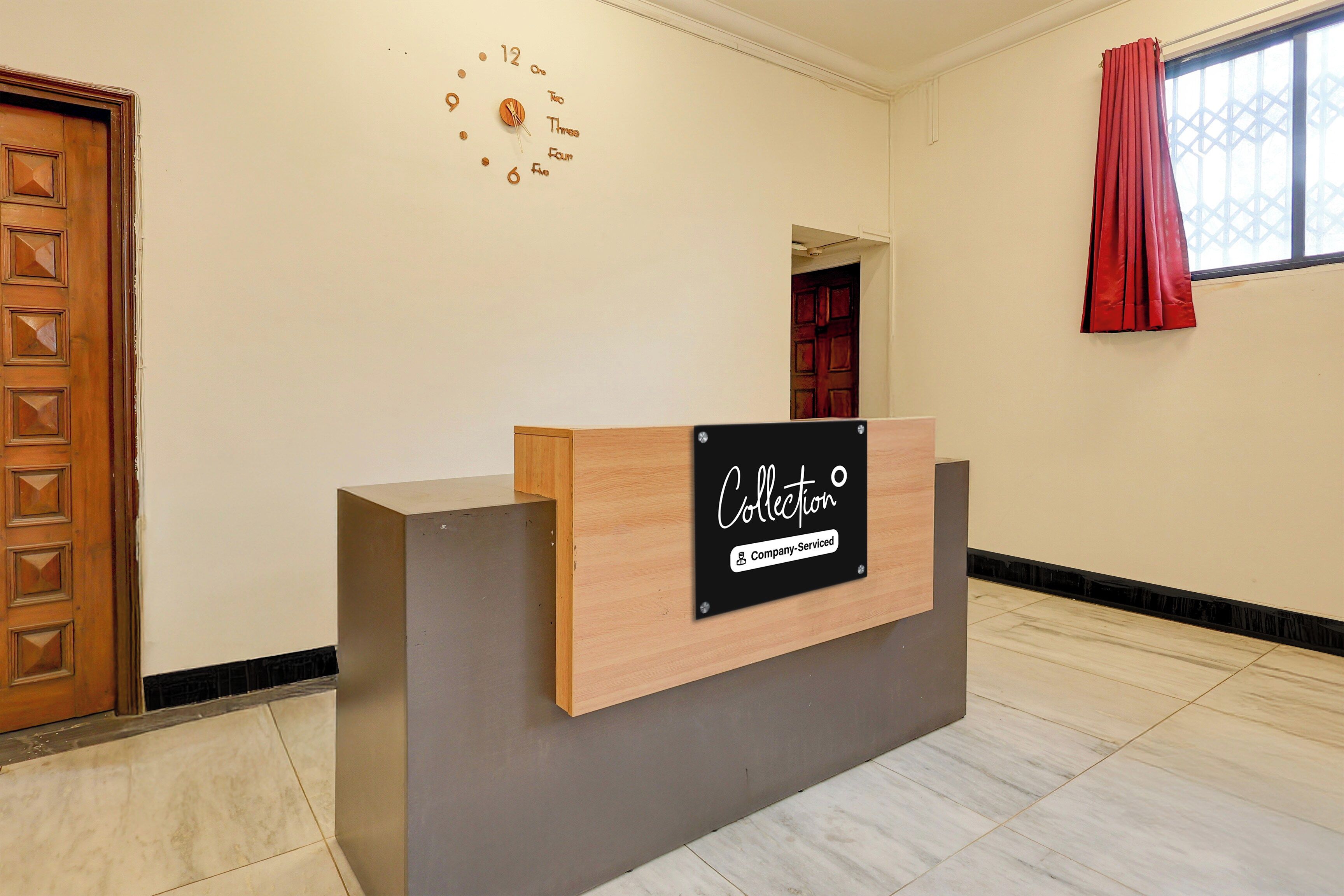 Balcão de recepção com placa indicando serviço da empresa.