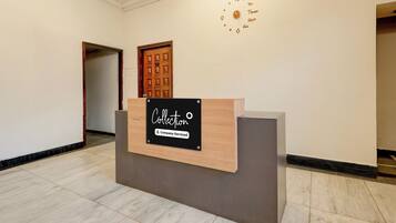 Un mostrador de recepción con un cartel que indica 'Colección' y 'Servicio de la empresa'.