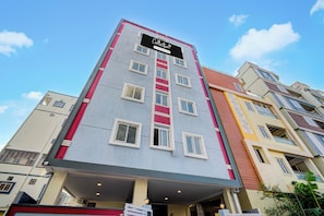 Un edificio de hotel de varios pisos con un letrero llamativo en la parte superior.
