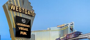 Señal de Westgate con vista al casino y un monorraíl.
