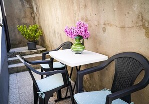 Outdoor dining - Studio Mia with free onsite parking (Izola)