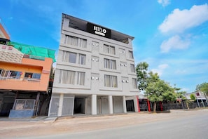 Un hotel de varios pisos con un letrero que indica que es un hotel de servicios empresariales.