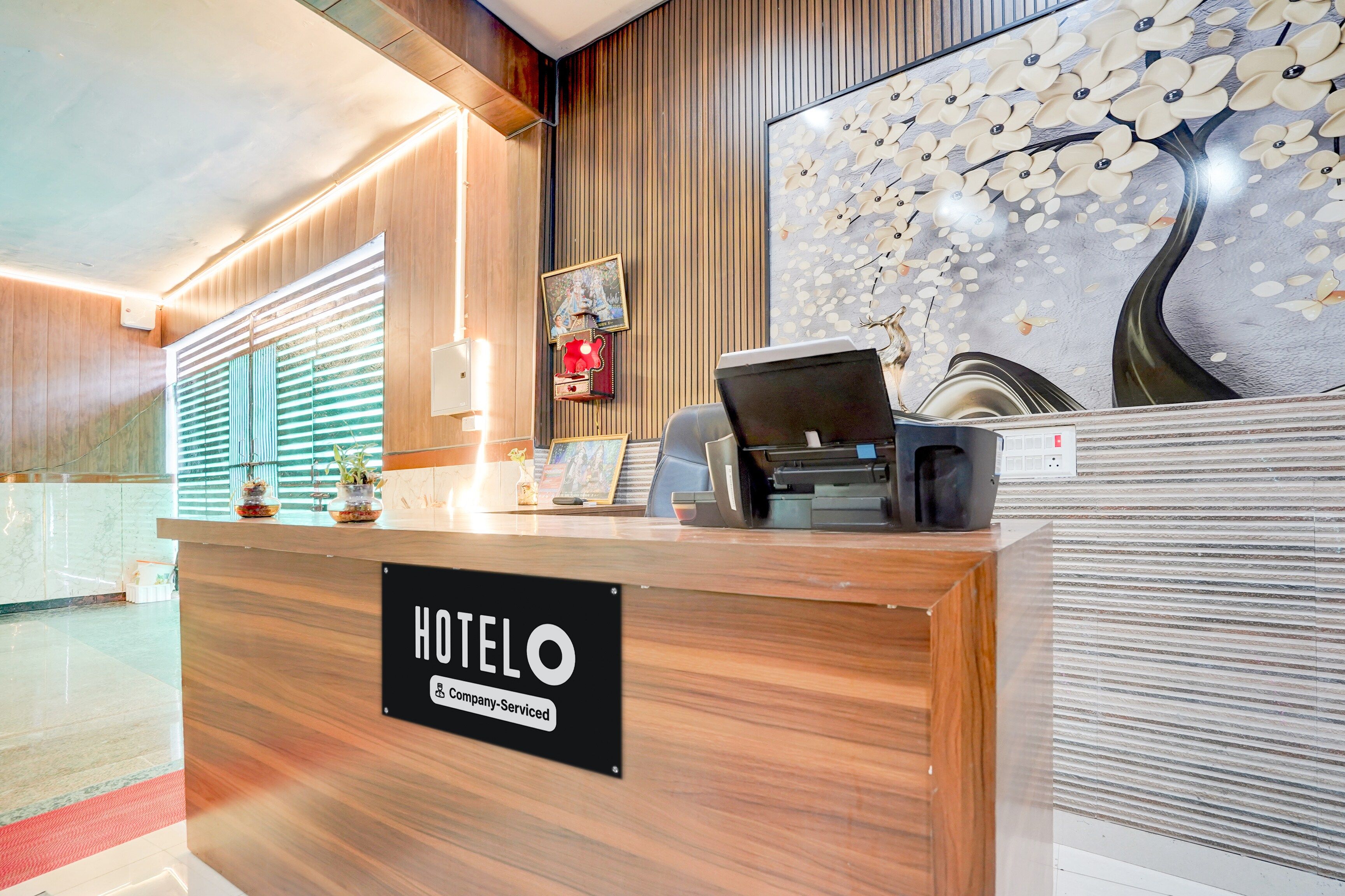 Balcão de recepção de hotel com indicação de serviço empresarial.