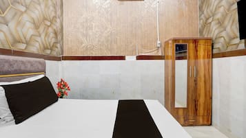 Ein Hotelzimmer mit einem Bett, einem Holzschrank und einer Dekoration an der Wand.