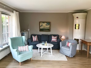 A living room with a sofa set, two armchairs, a coffee table, and a lamp. - View of the Dike in Nieblum (Nieblum)
