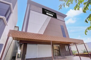 Un edificio moderno con un cartel que dice 'OWNHOUSE oyo-Service'.