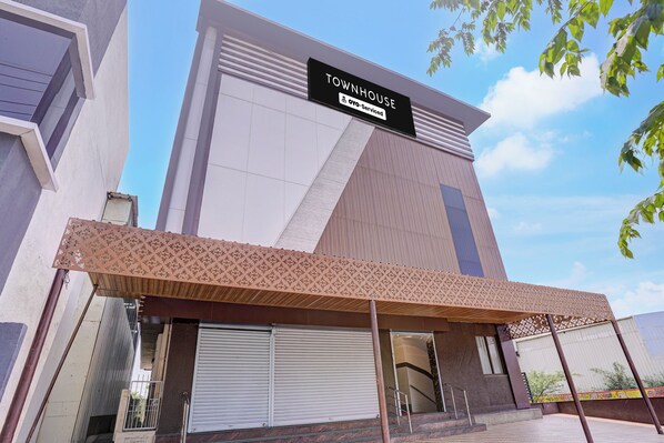 Un edificio moderno con un cartel que dice 'OWNHOUSE oyo-Service'.
